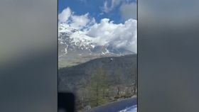 VIDEO Un român a fost salvat cu elicopterul, după ce a rămas blocat pe un munte. Altitudinea era de 1700 de metri